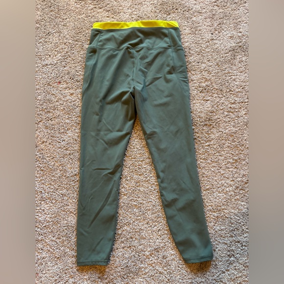 Reebok Two Tone Green Workout Leggings in Size Medium - Picture 4 of 5